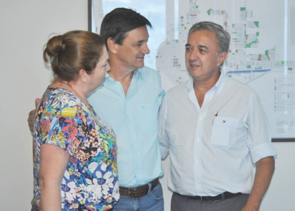A presidente da ACE Lucilene Paloni, prefeito Ivo Santos e o gerente regional do Sebrae, Eduardo Noronha Viana (Foto: Assessoria de Imprensa).