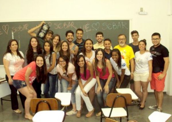 Turma do II Termo do Curso de Publicidade e Propaganda com o Sérgio Barbosa, Orientador/Professor da disciplina de Programação Visual (Foto: Cedida).