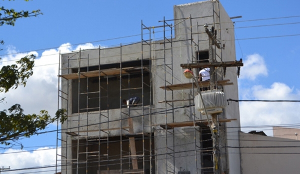 Ao construir ou reformar, é preciso manter distância segura da rede elétrica (Foto: Ilustração).