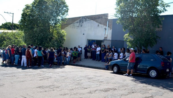 Concentração da manifestação foi no CPP de Adamantina (Foto: Maikon Moraes).