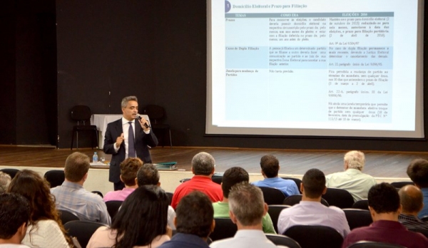 Encontro atrai participantes da região, atentos às mudanças na legislação eleitoral para este ano (Foto: Acácio Rocha).