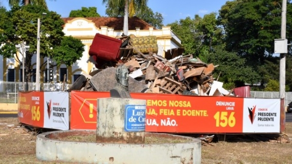Para alertar, prefeitura despejou no local sofás velhos, embalagens plásticas, restos de móveis, madeira, galhos e outros materiais (Foto: Marcos Sanches/Sec. Comunicação PP).