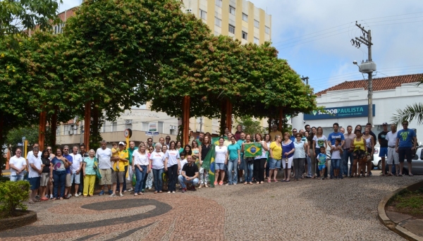 Mesmo com a chuva que antecedeu o horário da manifestação, público participou (Foto: Luan Nóbrega).