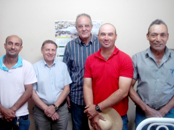 Comissão Municipal de Estatística Agropecuária de Sagres, em reunião na Casa da Agricultura daquela cidade (Foto: Cedida)