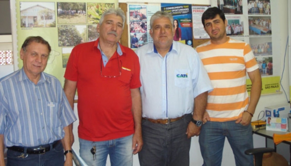 Representantes do IBGE e representantes do segmento agropecuário, em Inúbia Paulista (Foto: Cedida/IBGE).