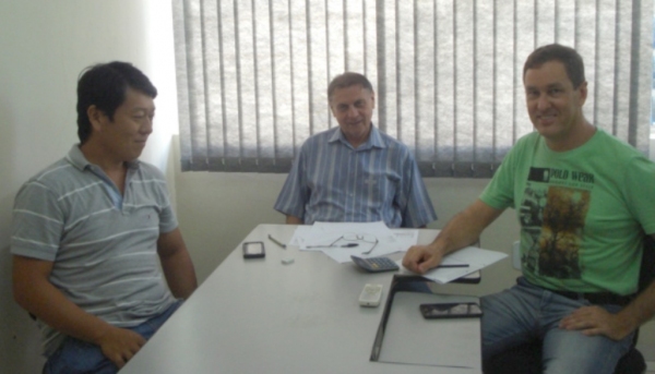 João Carlos Rodrigues (centro), com Fernando Takaiuki Nakayama Mauricio Konrad (Foto: Divulgação).