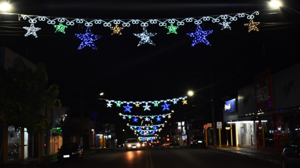 Decoração de Natal na Avenida Rio Branco, centro de Adamantina (Divulgação/PMA).