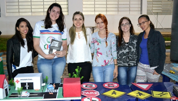 Ações de conscientização foram levadas pelo curso de psicologia aos participantes dos congressos científicos da UniFAI (Foto: João Pedro Lorenzzeti).