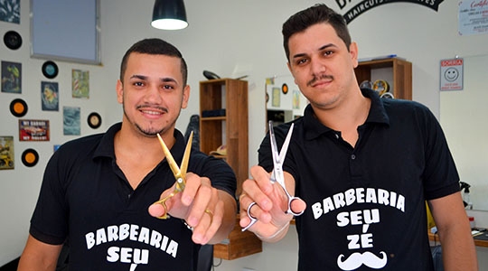 Os irmãos Michael e Cristian, da Barbearia Seu Zé, sucesso entre o público masculino (Fotos: Maikon Moraes/Siga Mais).