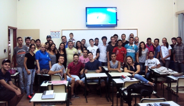 Turma do Curso Técnico em Segurança do Trabalho da Etec Amim Jundi, com os palestrantes e o Professor Vicente (Foto: Cedida).
