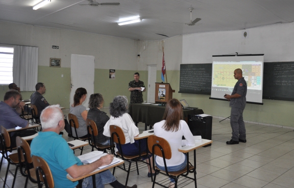 Reunião acertou os últimos detalhes para a realização do desfile de 7 de setembro (Da Assessoria).