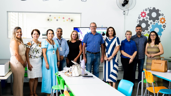 Representantes municipais com a dirigente regional de ensino no CIEBP (Cedida).