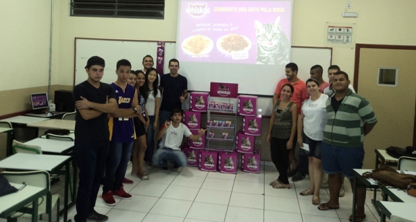 Estudantes têm aula prática sobre montagem de ponto de venda (Foto: Cedida).