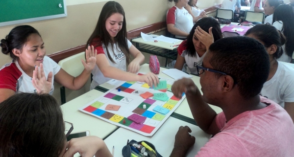 Jogos interativos estimulam aprendizado da língua inglesa por estudantes de escola técnica (Foto: Cedida).