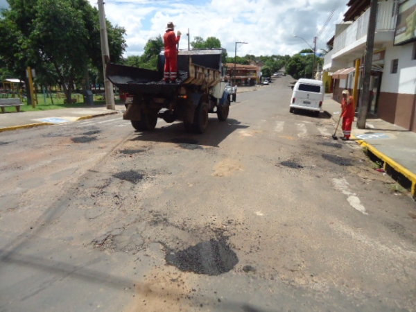 Operação tapa-buracos é realizada pela Prefeitura de Adamantina (Foto: Assessoria de Imprensa).