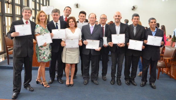 Vereadores, vice-prefeita e prefeito eleitos, após a solenidade de diplomação, no Fórum de Adamantina (Foto: Maikon Moraes).