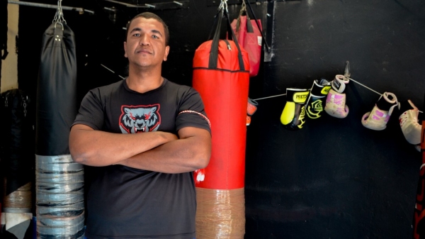 Treinador Fábio Aparecido dos Santos Nascimento, da Alpha Muay Thai, em Adamantina (Foto: Siga Mais/Divulgação).