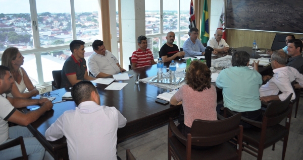 Prefeito, secretários municipais, procuradoria municipal, vereadores e a área técnica da Câmara de Adamantina, em reunião na manhã de ontem (27), sobre mudanças na estrutura administrativa da Prefeitura (Foto: Assessoria de Imprensa).