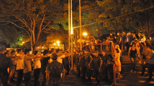 Cerimônia reuniu autoridades civis e militares na Praça Élio Micheloni (Foto: Cedida/Assessoria de Imprensa).