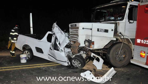 Choque de veículos na SP-425 mata mulher que dirigia carro com placas de Osvaldo Cruz (Foto: Valdemir Anselmo/ Site OCNews).