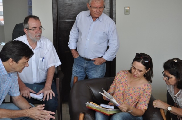 Prefeito Ivo Santos adere a abaixo-assinado pela manutenção da Escola Grion e confirma reunião com Secretário Estadual da Educação para esta semana (Foto: Assessoria de Imprensa).
