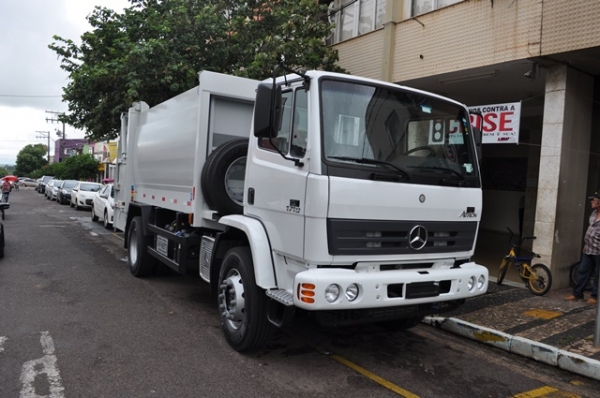 Novo caminhão passa a integrar a frota destinada à coleta de lixo em Adamantina (Foto: Assessoria de Imprensa).