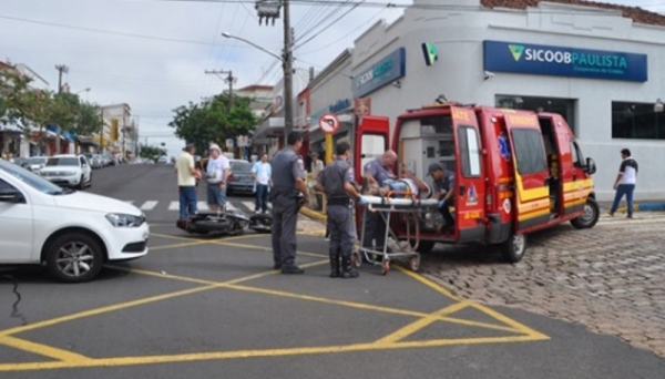 Acidente na esquina da Avenida Rio Branco com a rua Osvaldo Cruz, no centro de Adamantina, com atendimento pela equipe de resgate do Corpo de Bombeiros (Foto: Arquivo).