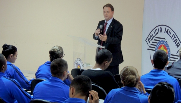 Juiz de Direito da Comarca de Adamantina, Dr. Fábio Alexandre Marinelli Sola, fala aos alunos da Escola de Soldados da PM (Foto: Cedida/Polícia Militar).