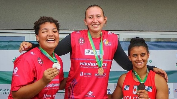 De Adamantina, a atleta Júlia Barbosa, ao centro do podium, na conquista do bicampeonato paranaense no lançamento do disco (Foto: Alexsandro Félix / @asfelix_).