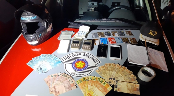 Ação da Policia Militar termina com homem preso. Com o golpista, foram apreendidos dinheiro e cartões das vítimas, máquinas de cartão, celulares, uma moto e outros objetos (Foto: Cedida/PM).