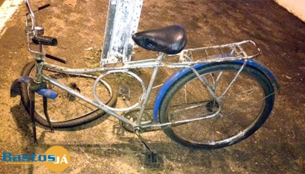 Bicicleta acabou sendo atingida pelo ônibus e ficou praticamente destruída (Fotos: Site Bastos Já).