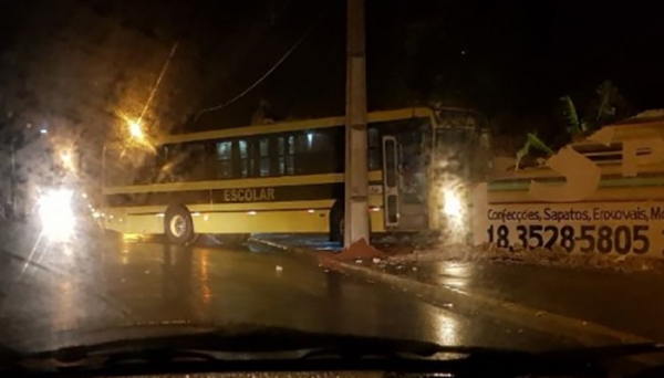Ônibus escolar da Prefeitura de Martinópolis perde freios e atinge muro de escola em Osvaldo Cruz (Foto: Reprodução/FM Metrópole).