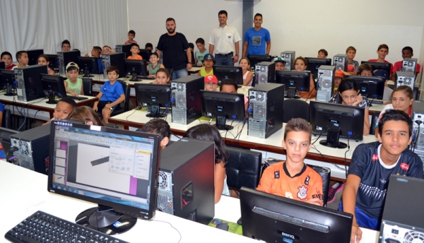 Objetivo do curso de Informática do ProEduc-FAI é fornecer conhecimento básico para a utilização de computadores em aulas e tarefas escolares, entretenimento e pesquisas. Representando a direção geral, o vice-diretor da FAI, Prof. Dr. Wendel Cleber Soares, conheceu de perto o projeto no último dia 22 (Foto: Central de Comunicação).