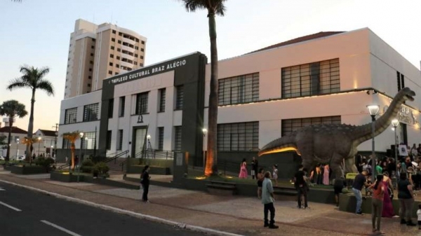 Área externa do museu recebeu réplica de dinossauro de 12 metros de cumprimento (Imagens: Mauro Abreu e Wilza Matos/Pref. Marília).