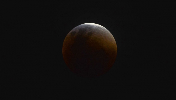 Espetáculo do eclipse lunar atrai atenções de diversas pessoas, desde aquelas envolvidas com astronomia até cidadãos curiosos com o fenômeno (Marcello Casal jr/Agência Brasil/Agência Brasil).