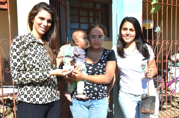 Programa distribui mudas de árvores para famílias de recém-nascidos