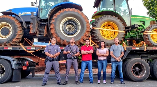 Tratores foram recuperados pela Polícia Militar e devolvidos aos proprietários (Reprodução/Site Tupã Notícias).