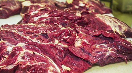 Brasil produz cerca de 9 milhões de toneladas de carne por ano, 70% é consumida internamente. Mas a venda para o exterior é atrativa para os produtores e pressiona valores. (Foto: Marcello Casal Jr/Agência Brasil).