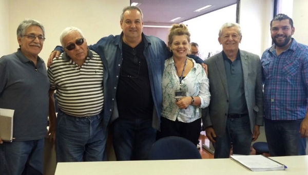 Prof. Dr. José Marques de Melo (segundo) e Eduardo Amaral Gurgel (terceiro), após a defesa da tese de doutorado, na Metodista (Foto: Cedida).