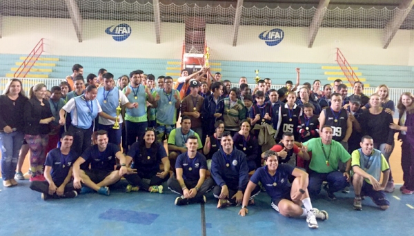 Estudantes de educação física da UniFAI participam da organização de gincana das APAEs (Foto: UniFAI).