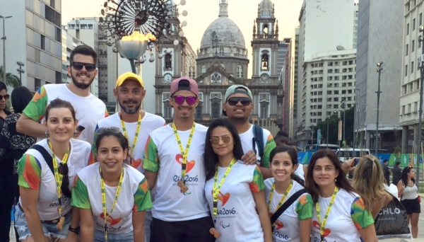 Acompanhado da docente de Educação Física Adaptada e coordenadora do curso Prof.ª Dra. Gabriela Toloi (primeira à esquerda), o grupo de oito alunos de Educação Física da UniFAI assistiu de perto as Paralimpíadas 2016, onde puderam não apenas torcer, mas ter uma aula prática diferenciada de como lidar com pessoas portadoras de necessidades especiais durante a prática de atividades físicas e esportivas (Foto: Arquivo Pessoal).