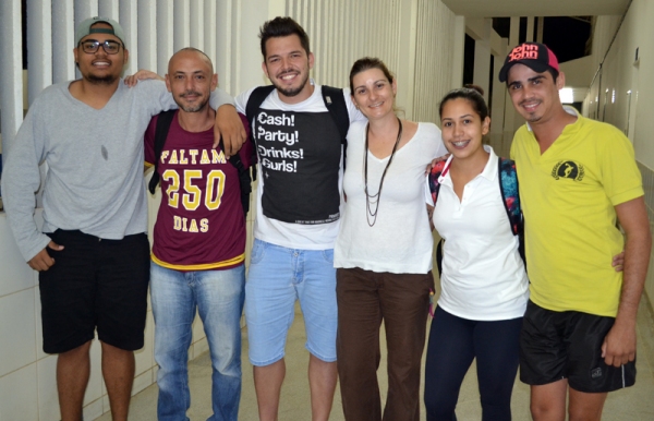 Grupo de oito estudantes, acompanhados pela professora da disciplina de Educação FÃsica Adaptada, Prof.ª Dra. Gabriela Toloi (ao centro), verão de perto como lidar com atletas que possuem necessidades especiais durante as ParalimpÃadas Rio 2016. (Foto: Daniel Torres)