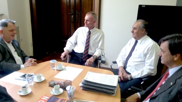 Deputado Bragato, Secretário da Educação Herman Jacobus Cornelis, Secretário Adjunto José Afonso Carrijo e o prefeito Ivo Santos, eu audiência na manhã desta quarta-feira (21), na Secretaria Estadual de Educação em São Paulo (Foto: Assessoria de Imprensa/Cedida).