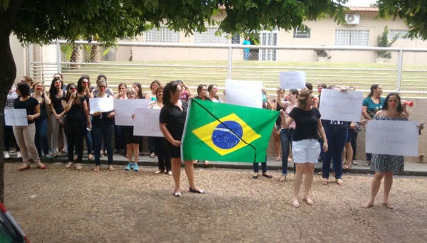 Professores defronte à Secretaria Municipal de Educação de Lucélia (Foto: Cedida).