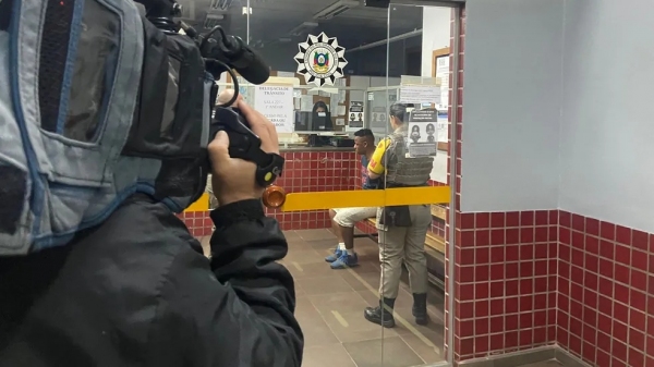 Acusado preso pela Polícia Civil do Rio Grande do Sul (Foto: Eduardo Paganella/RBS TV).