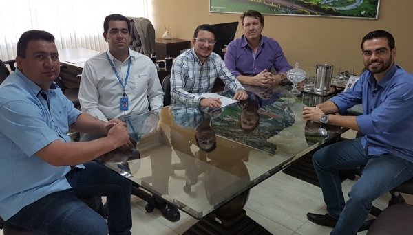 Execução do projeto foi avaliada em reunião na Reitoria da UniFAI, que contou com a presença do encarregado de Manutenção Claudinei Pelae Jorge, do responsável pelo Departamento de Eficiência Energética da Energisa Thiago Peres de Oliveira, do reitor Prof. Dr. Paulo Sergio da Silva, do engenheiro elétrico Marcelo Valente e do diretor da Divisão Administrativa da UniFAI Fabrício Lopes (Foto: Jesana Lima).