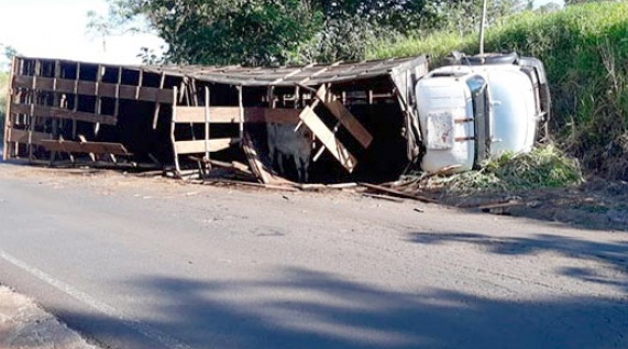 Caminhão tombou em trecho crítico da vicinal Tupã/Quatá. Motorista não foi localizado e há a suspeita já que a placa do caminhão está adulterada (Foto: João Mário Trentini).