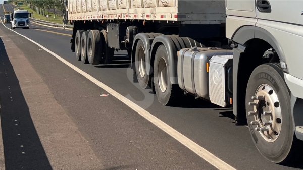 Cobrança será aplicada com base no número total de eixos do veículo, independentemente de estarem tocando o solo ou não (Foto: Siga Mais).