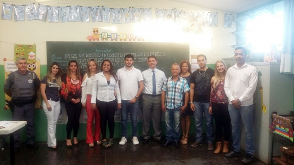Sargento PM Cini, juntamente com os membros do conselho, promotor João Carlos Talarico, presidente Sidney Bomfim e equipe de apoio (Foto: Cedida).