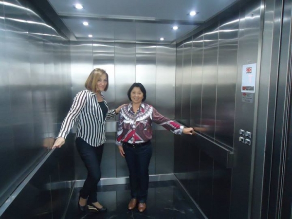Beth Meireles, dirigente do PV de Adamantina, e a vereadora Noriko Saito, conferem elevador, já em funcionamento na Santa Casa